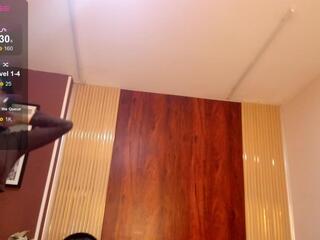 Roxie Lovette live webcam model