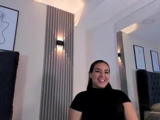 Lola Hilton live webcam model