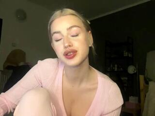 Emily Lindsey live webcam model