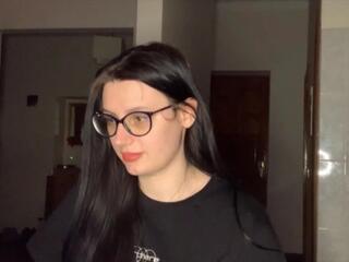 Mari Milana live webcam model