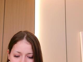 Anora Mills live webcam model