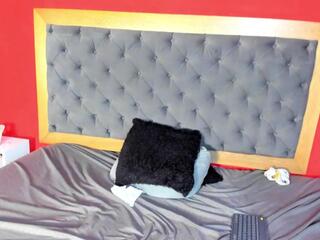 Emiily Hilton live webcam model