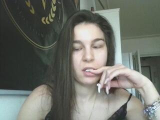 Louanna Aria live webcam model