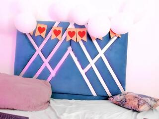 Luna Lewiis live webcam model