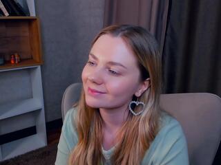 Nancee Less live webcam model