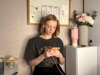 Renee Linnear live webcam model