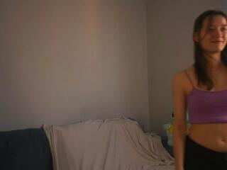 Nickole Erlwein live webcam model