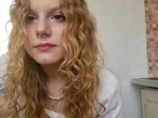 Lucretia Ahuna live webcam model