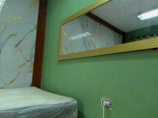 Astrid Kinky live webcam model