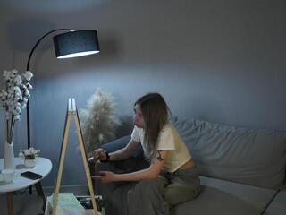 Lynette Asrari live webcam model