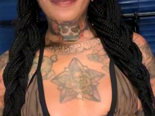 Akira Knox live webcam model